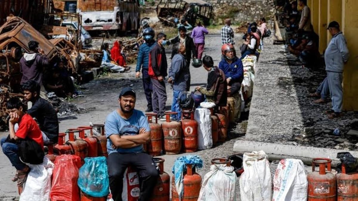 LPG Price Cut: पड़ोसी देश में पेट्रोल-डीजल सस्ता, LPG सिलेंडर के दाम 100 रुपया घटे